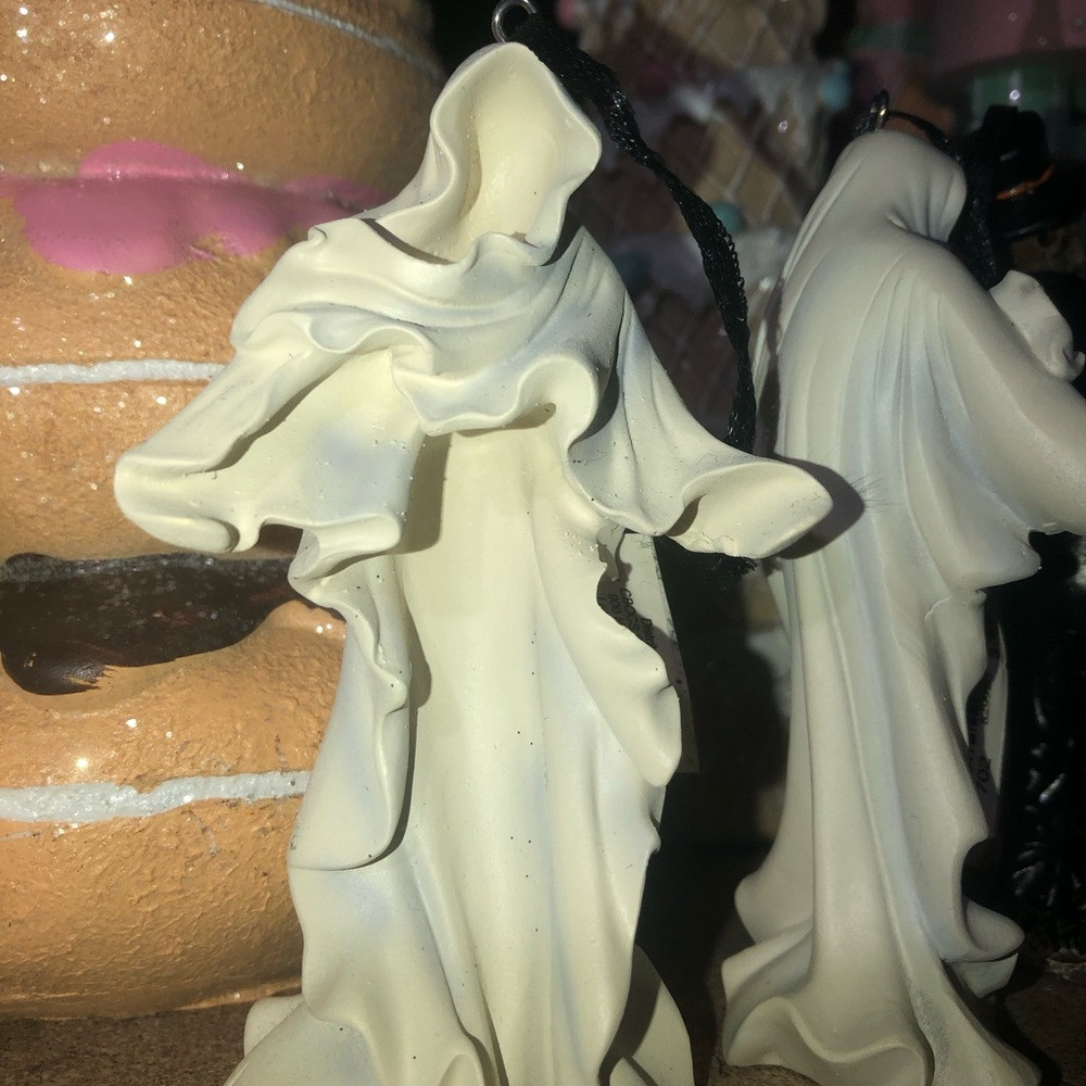 👻  Ghostly Figurine